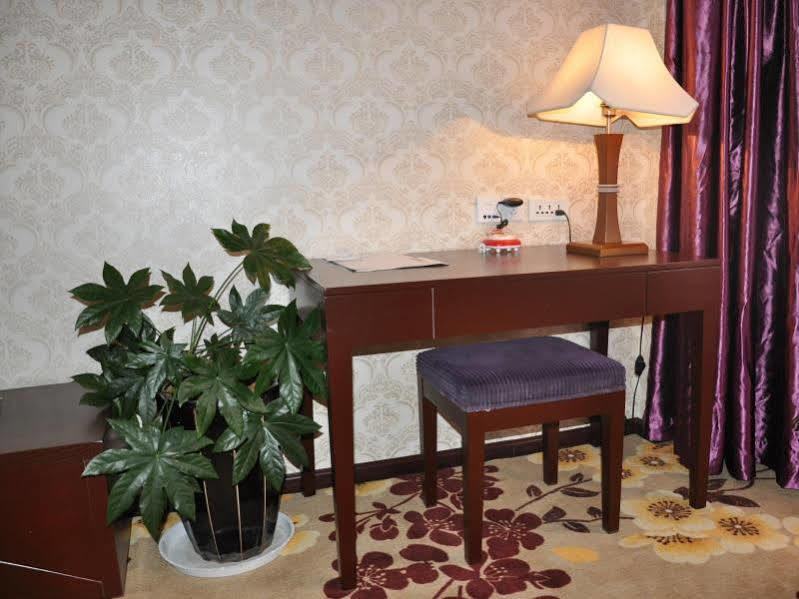 Ha Luo Hotel Kunming Bagian luar foto